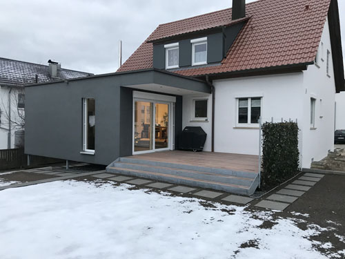 Vergrößerung des Wohnraumes mit einem Anbau (Holzkonstruktion)